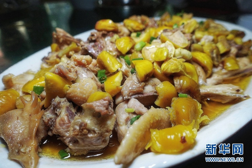 黄龙岩畲族风情旅游区畲族板栗美食宴上的板栗焖鸡