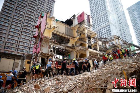 「中国新闻网」菲律宾一酒店拆除过程中倒塌 数人被埋