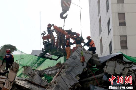 「中国新闻网」菲律宾一酒店拆除过程中倒塌 数人被埋