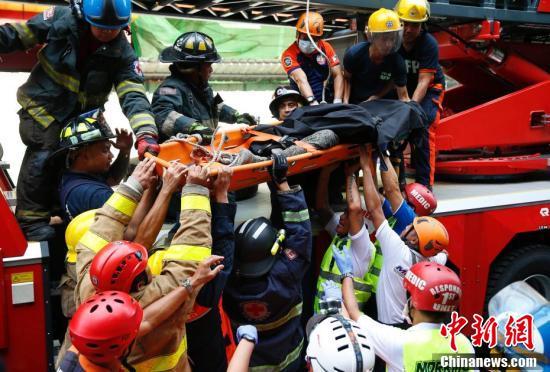 「中国新闻网」菲律宾一酒店拆除过程中倒塌 数人被埋