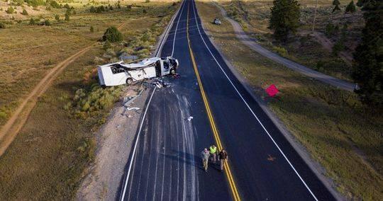 「封面新闻」美国大巴车祸造成4名中国公民身亡，司机系刚刚受聘