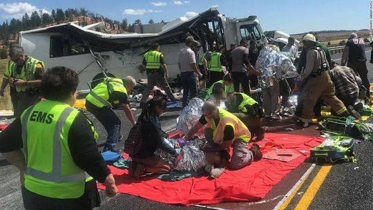 「封面新闻」美国大巴车祸造成4名中国公民身亡，司机系刚刚受聘