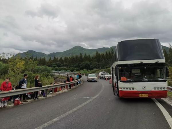 #光明网#高速上大巴方向盘突然空转！司机的一个举动救了全车53名乘客