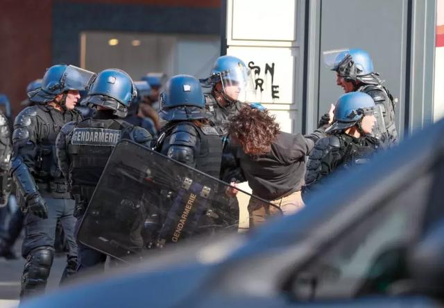 新民晚报■上周末，为了抓在巴黎闹事的“黄马甲”，马克龙一口气派出7000名警察