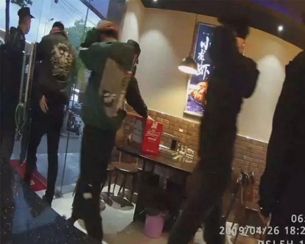 光明网■烧烤店开业，25人进来就点一串羊肉串！被判刑了……