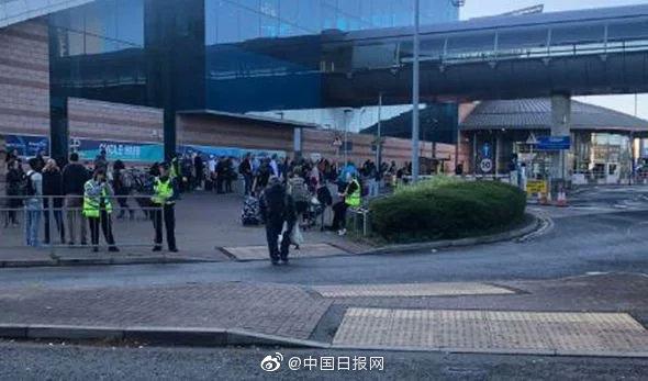 环球网：突发！曼彻斯特机场火车站现可疑包裹 人群被疏散
