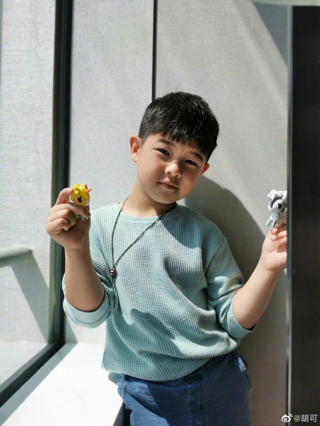 胡可晒儿子近照调侃长胖了安吉穿新衣卖萌可爱满满