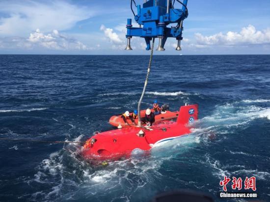 「中国新闻网」用十年走向深海——访“蛟龙号”项目负责人刘峰