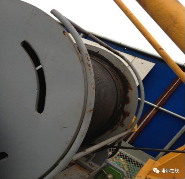 突发仪征吊车侧翻大臂砸塔吊致塔吊司机身亡