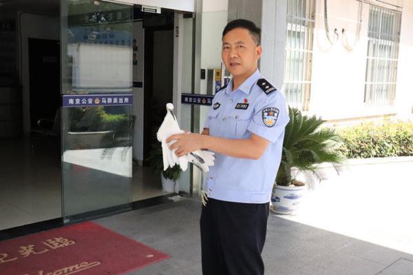 「光明网」市民报警说捡到一只“白天鹅”，民警一看是二级保护动物白鹭