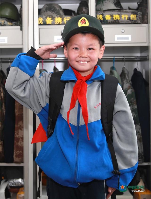 "戴上军帽,长大后我也要成为一名解放军战士.