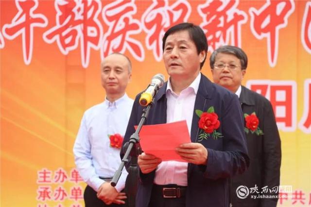 市委组织副部长,市委老干局局长张兴发主持开幕式