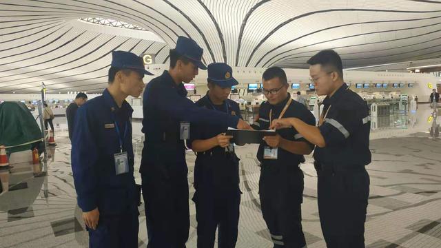 【新京报】13人消防队守护北京新机场工程，队长收获爱情