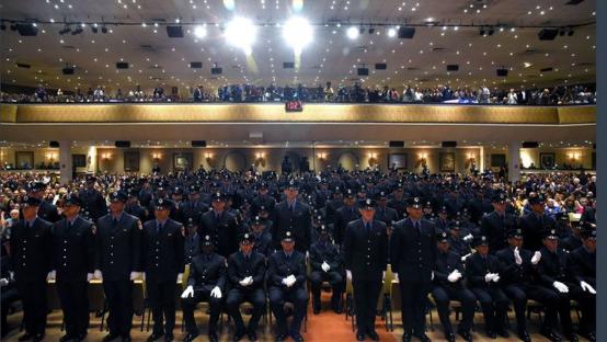 「环球网」12名见习消防员将入职纽约市消防局，他们是“9.11”牺牲消防员的后代
