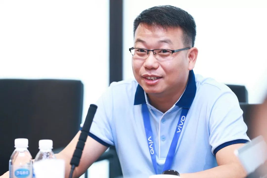 「人民网」5G手机买不起？明年就能降至2000档