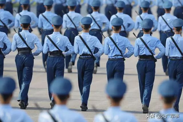 中国新闻网：“长大我当空降兵！”曾立志当兵的“地震男孩”走上阅兵场
