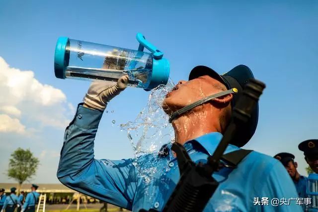 中国新闻网：“长大我当空降兵！”曾立志当兵的“地震男孩”走上阅兵场