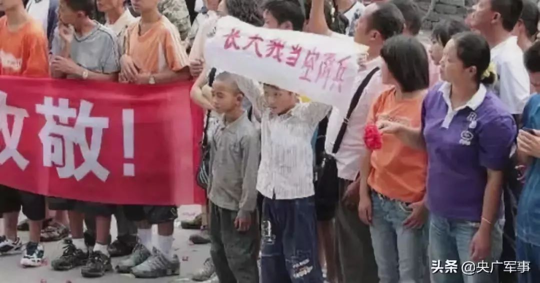 中国新闻网：“长大我当空降兵！”曾立志当兵的“地震男孩”走上阅兵场