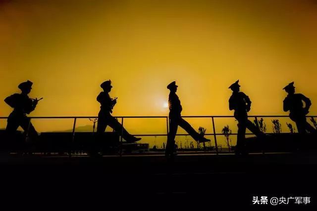 中国新闻网：“长大我当空降兵！”曾立志当兵的“地震男孩”走上阅兵场