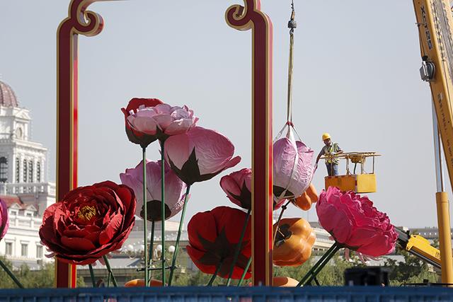 新京报：天安门广场“祝福祖国”花篮开始插花布置