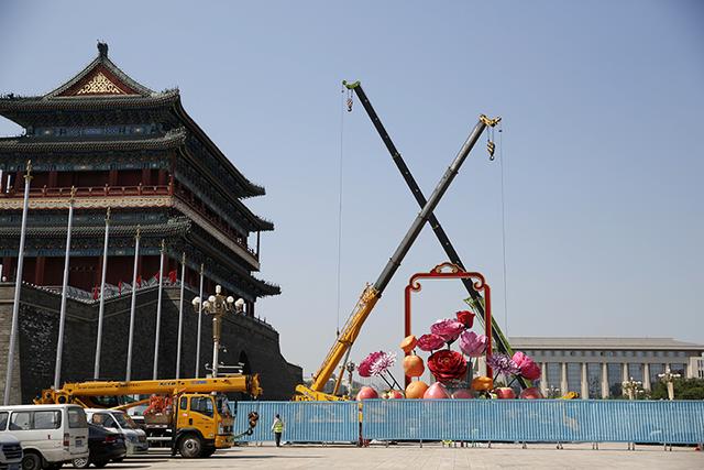 新京报：天安门广场“祝福祖国”花篮开始插花布置