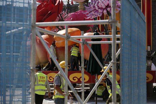 新京报：天安门广场“祝福祖国”花篮开始插花布置