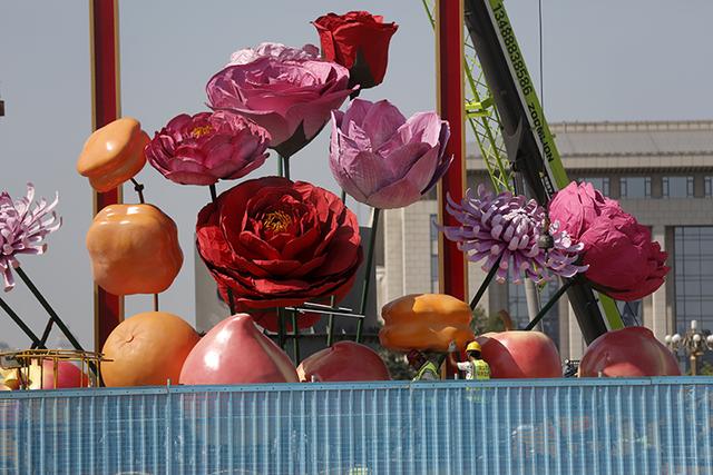 新京报：天安门广场“祝福祖国”花篮开始插花布置