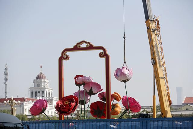 新京报：天安门广场“祝福祖国”花篮开始插花布置