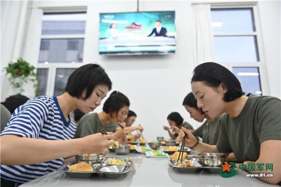「中国军网」探访阅兵训练场 实拍女兵方队的一天