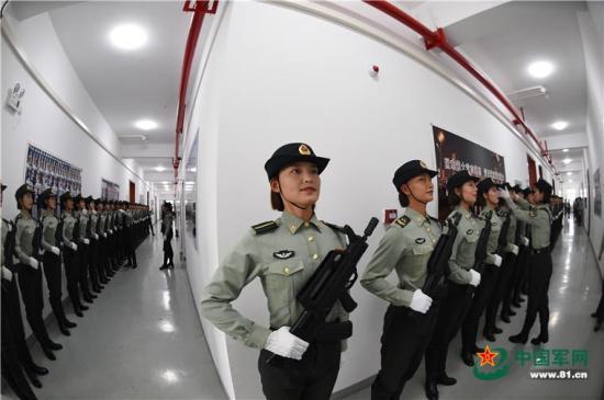 「中国军网」探访阅兵训练场 实拍女兵方队的一天
