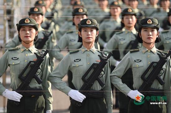 「中国军网」探访阅兵训练场 实拍女兵方队的一天