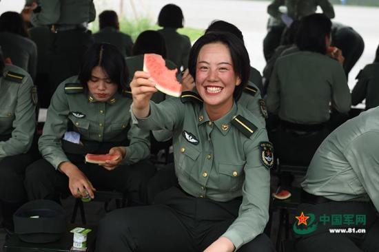 「中国军网」探访阅兵训练场 实拍女兵方队的一天