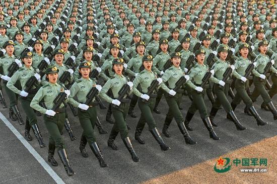 「中国军网」探访阅兵训练场 实拍女兵方队的一天
