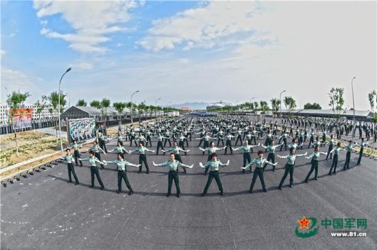 「中国军网」探访阅兵训练场 实拍女兵方队的一天