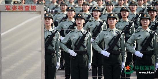 「中国军网」探访阅兵训练场 实拍女兵方队的一天