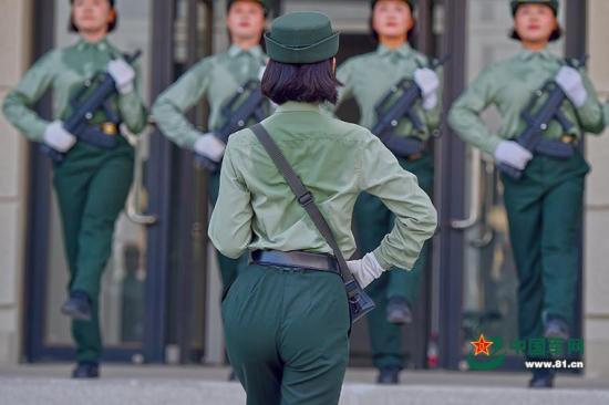 「中国军网」探访阅兵训练场 实拍女兵方队的一天