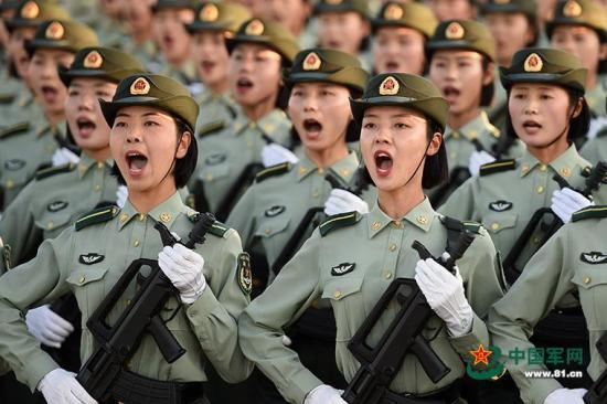 「中国军网」探访阅兵训练场 实拍女兵方队的一天