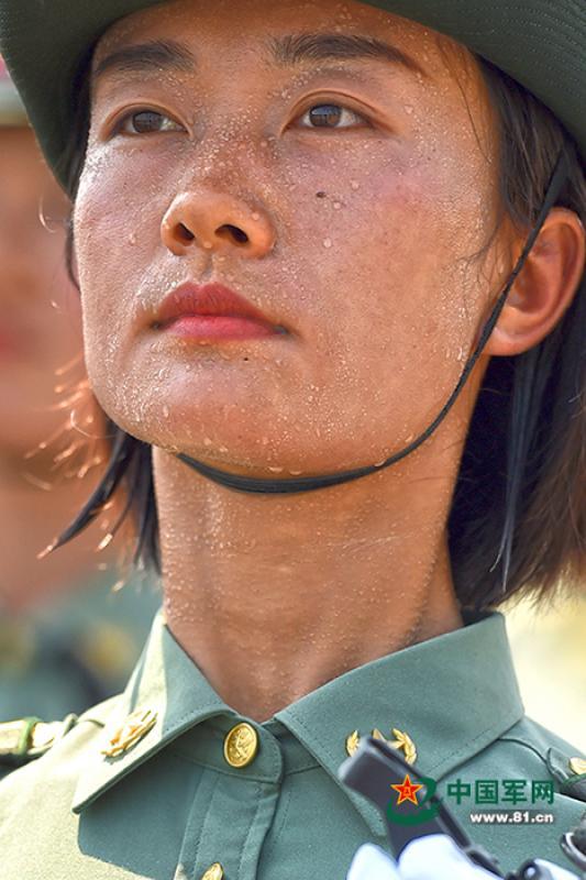 「中国军网」探访阅兵训练场 实拍女兵方队的一天