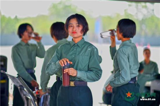 「中国军网」探访阅兵训练场 实拍女兵方队的一天