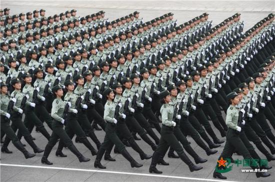 「中国军网」探访阅兵训练场 实拍女兵方队的一天