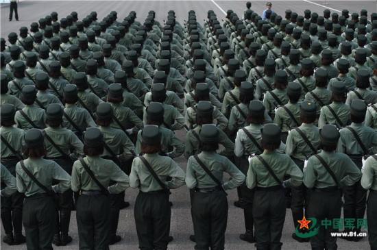 「中国军网」探访阅兵训练场 实拍女兵方队的一天