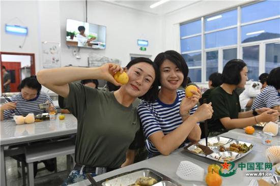「中国军网」探访阅兵训练场 实拍女兵方队的一天