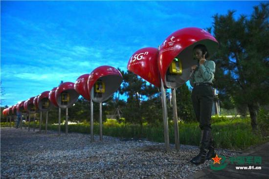 「中国军网」探访阅兵训练场 实拍女兵方队的一天