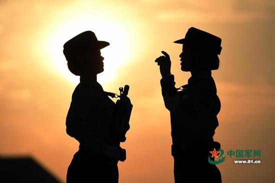 「中国军网」探访阅兵训练场 实拍女兵方队的一天