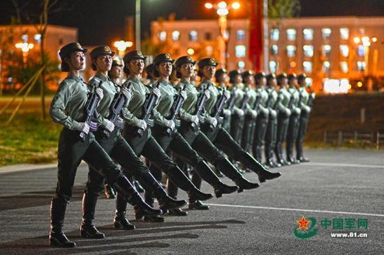 「中国军网」探访阅兵训练场 实拍女兵方队的一天