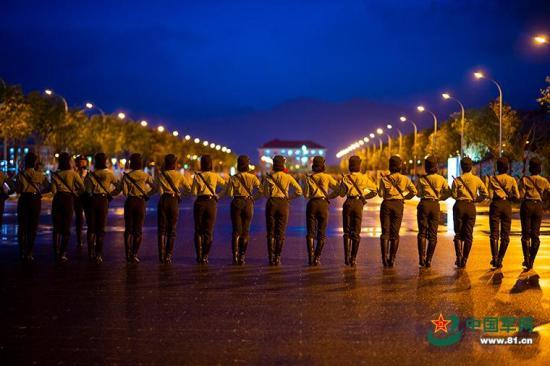 「中国军网」探访阅兵训练场 实拍女兵方队的一天