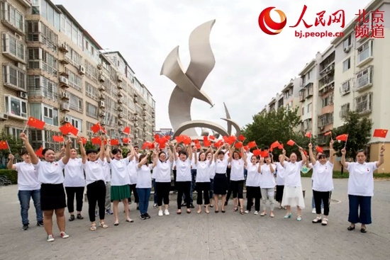 【人民网-北京频道】庆祝新中国成立70周年 顺义胜利街道百人快闪颂祖国