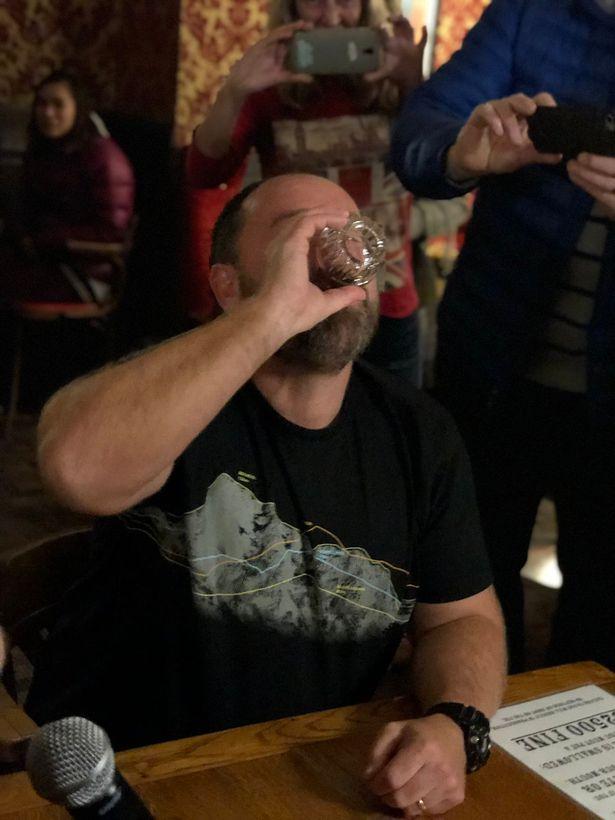 「北青网」一名男子在被冻伤后喝下了一杯含有脚趾的饮料