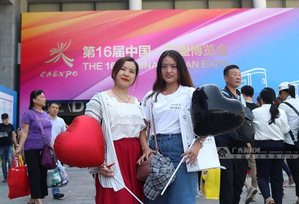 光明网■壮观！东博会公众开放日“买买买”东盟友人送祝福