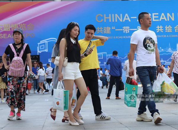 光明网■壮观！东博会公众开放日“买买买”东盟友人送祝福